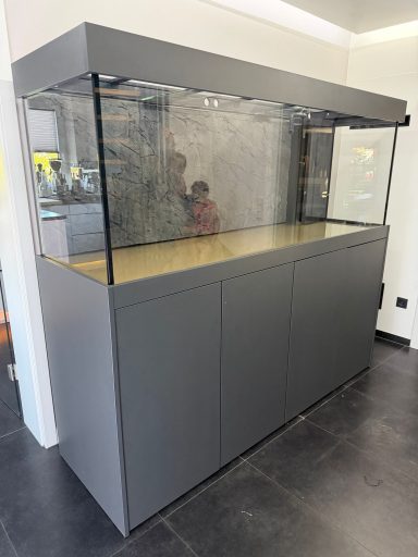 Aquarium mit Schrank und Abdeckung