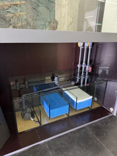 Aquarium mit Schrank und Abdeckung