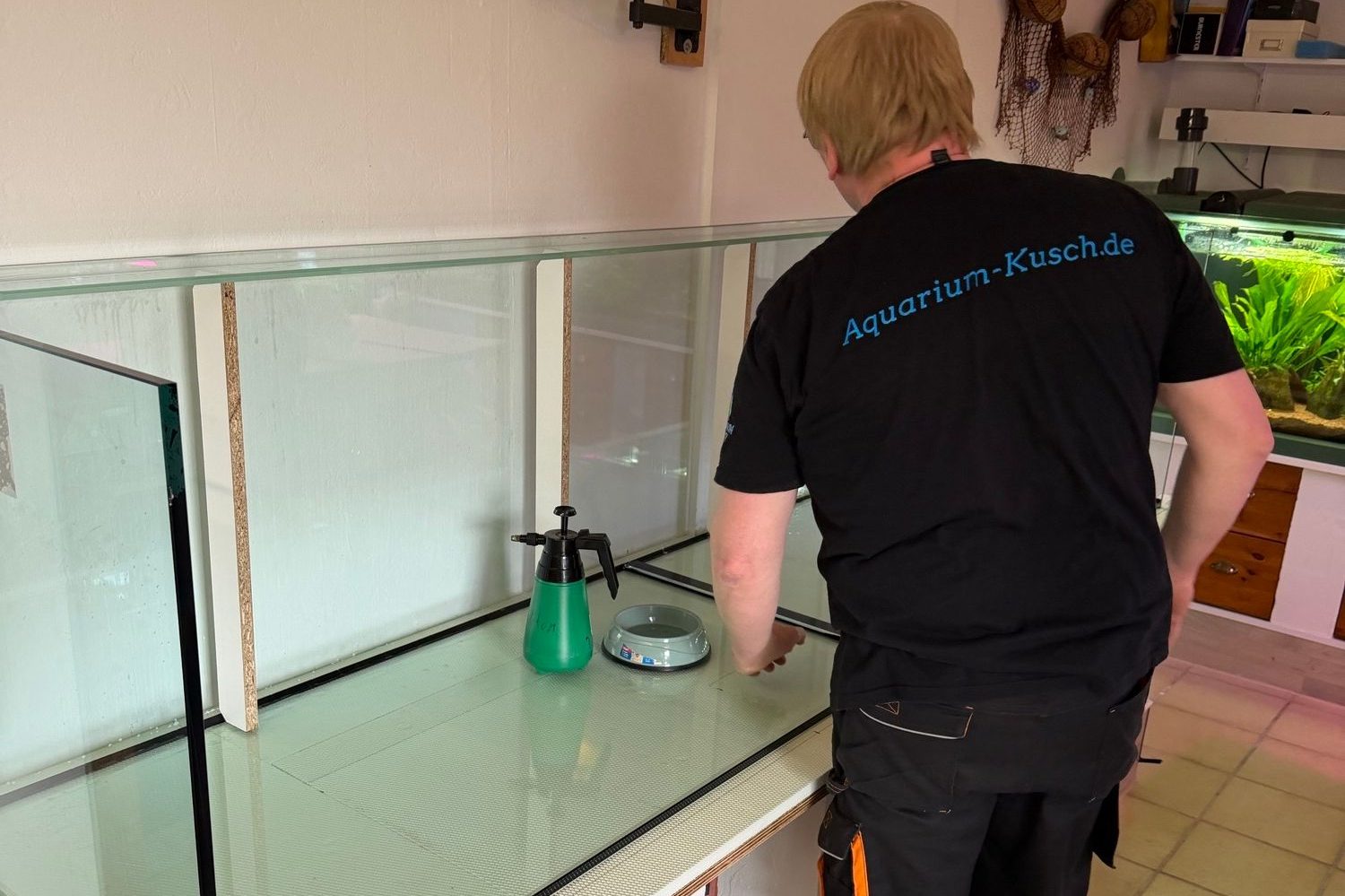 Großes Meerwasser Aquarium mit großen Fischen und vielen Steinen