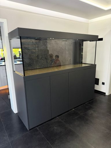 Aquarium mit Schrank und Abdeckung