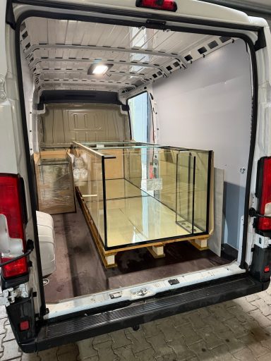 Großes Aquarienbecken mit Holzverkleidung in einem modernen Wohnraum.