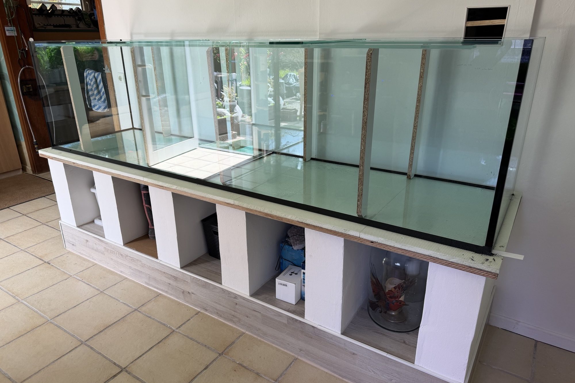 Großes Meerwasser Aquarium mit großen Fischen und vielen Steinen