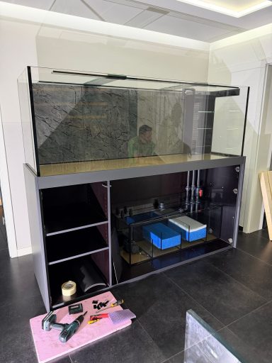 Aquarium mit Schrank und Abdeckung