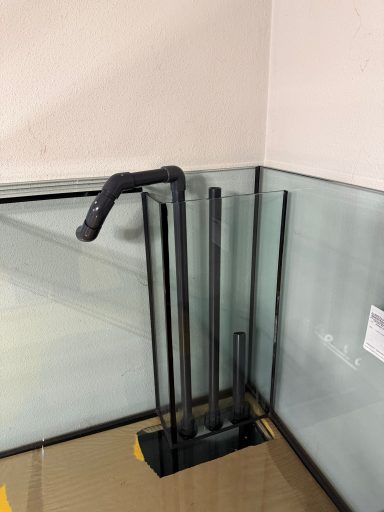 Großes Aquarienbecken mit Holzverkleidung in einem modernen Wohnraum.