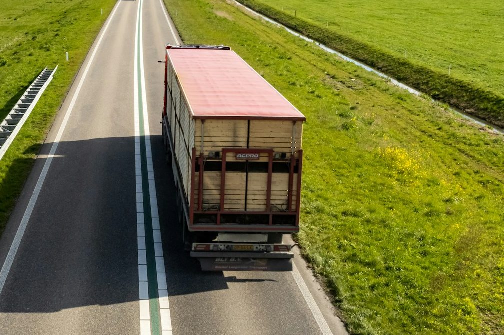 LKW fährt durch einen schöne Landschacht und liefert Aquarien zum Kunden