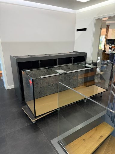 Aquarium mit Schrank und Abdeckung