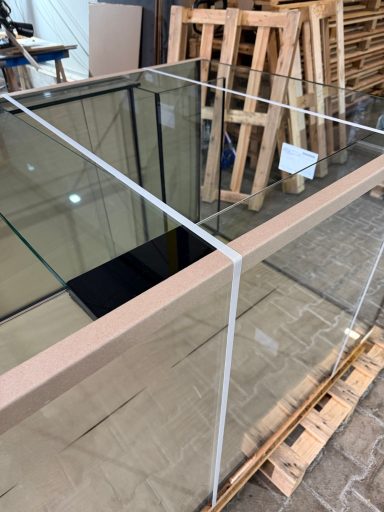 Großes Aquarienbecken mit Holzverkleidung in einem modernen Wohnraum.
