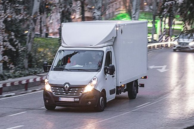 Eigener Transporter liefert Aquarien zum Kunden mit Montageservice