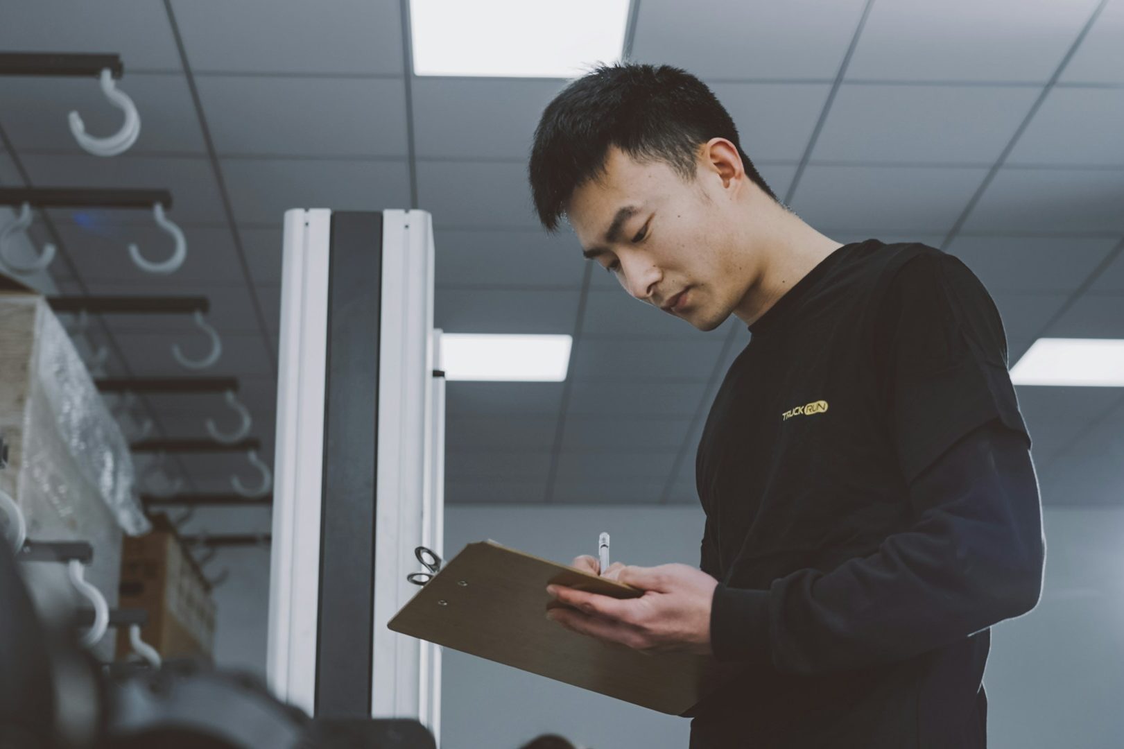 Ein Mitarbeiter kontrolliert Aquarien auf ihre Qualität und Verarbeitung